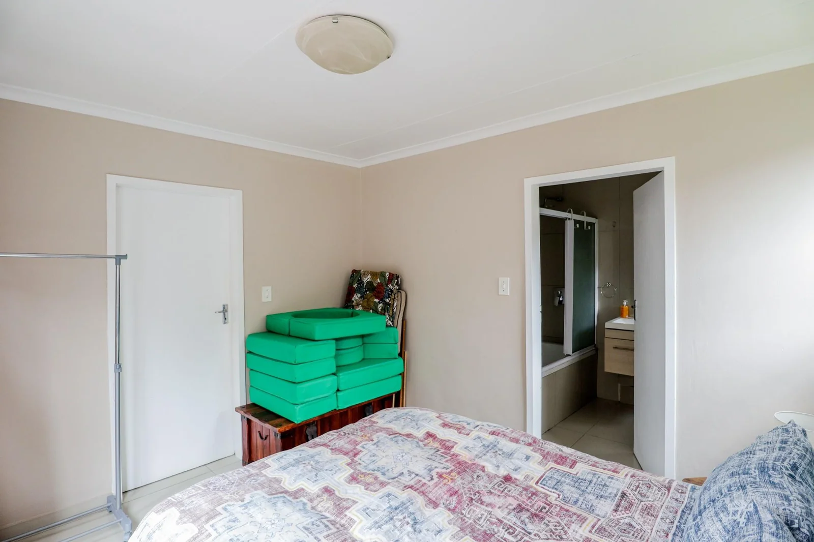 DREAM HOME ALERT! STUNNING 3-BED + CHIC COTTAGE + SUN-DRENCHED GARDENS