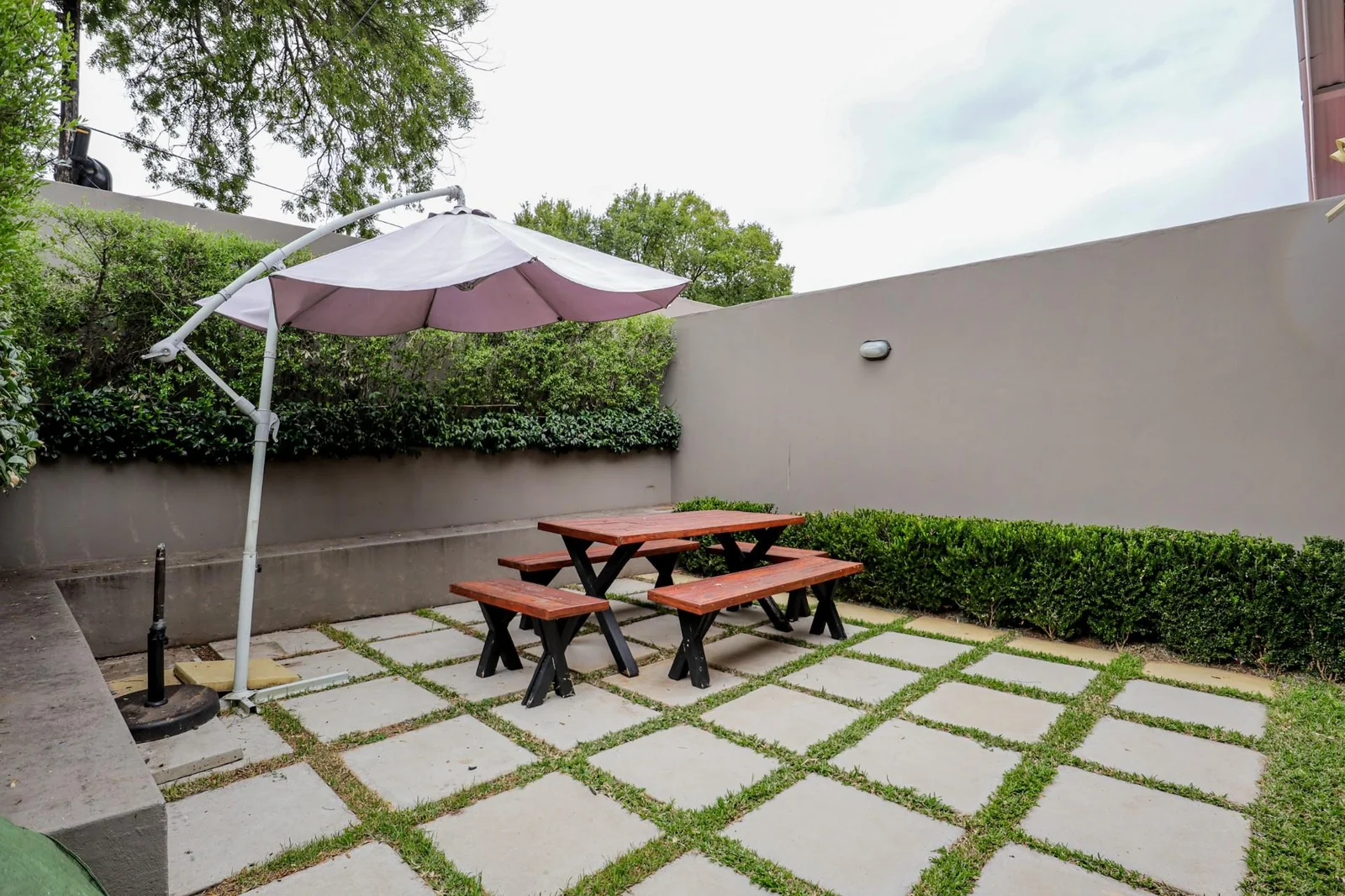 DREAM HOME ALERT! STUNNING 3-BED + CHIC COTTAGE + SUN-DRENCHED GARDENS