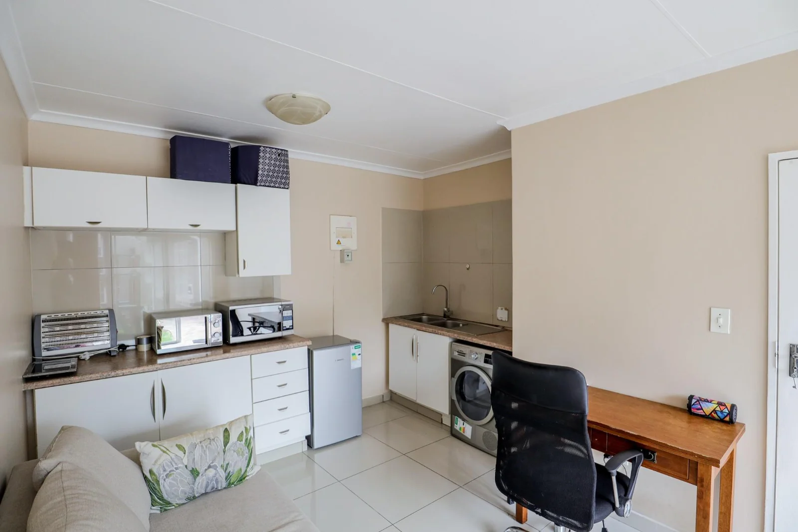 DREAM HOME ALERT! STUNNING 3-BED + CHIC COTTAGE + SUN-DRENCHED GARDENS