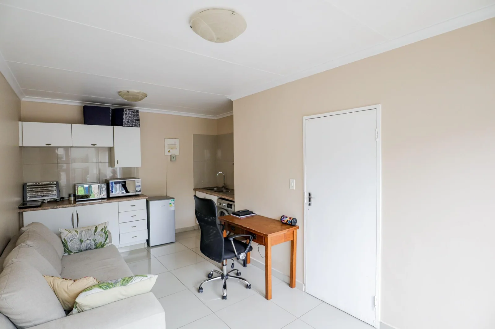 DREAM HOME ALERT! STUNNING 3-BED + CHIC COTTAGE + SUN-DRENCHED GARDENS