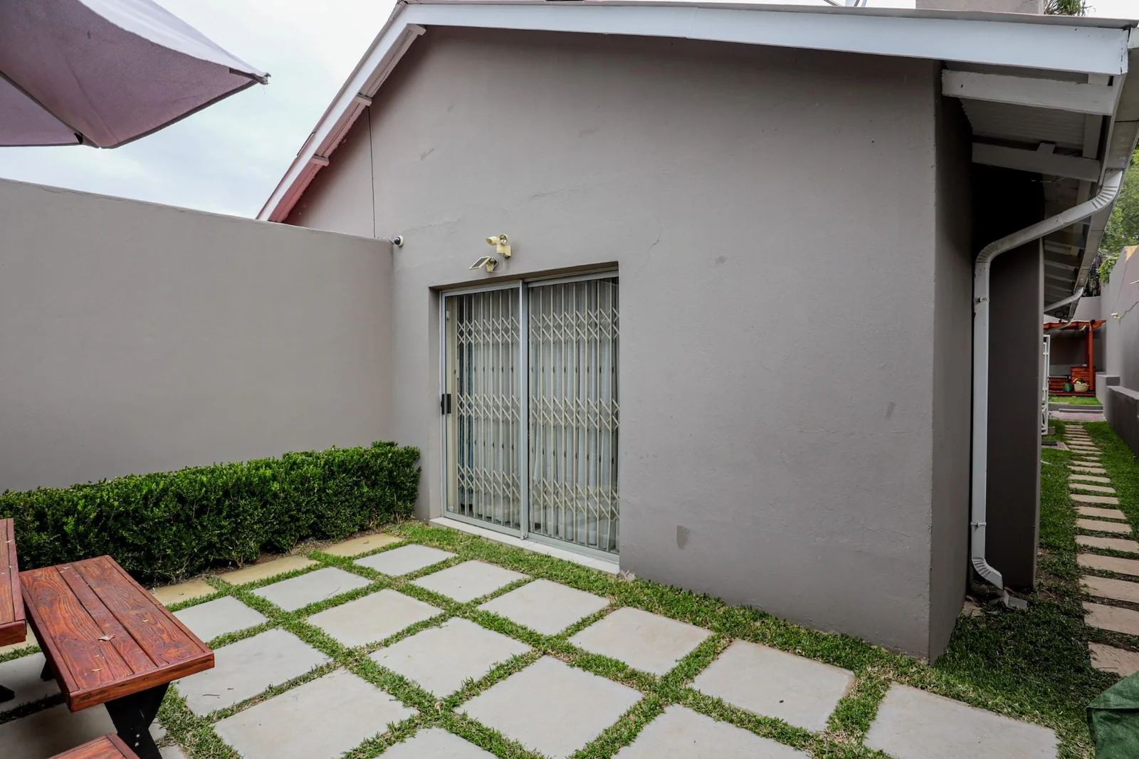 DREAM HOME ALERT! STUNNING 3-BED + CHIC COTTAGE + SUN-DRENCHED GARDENS