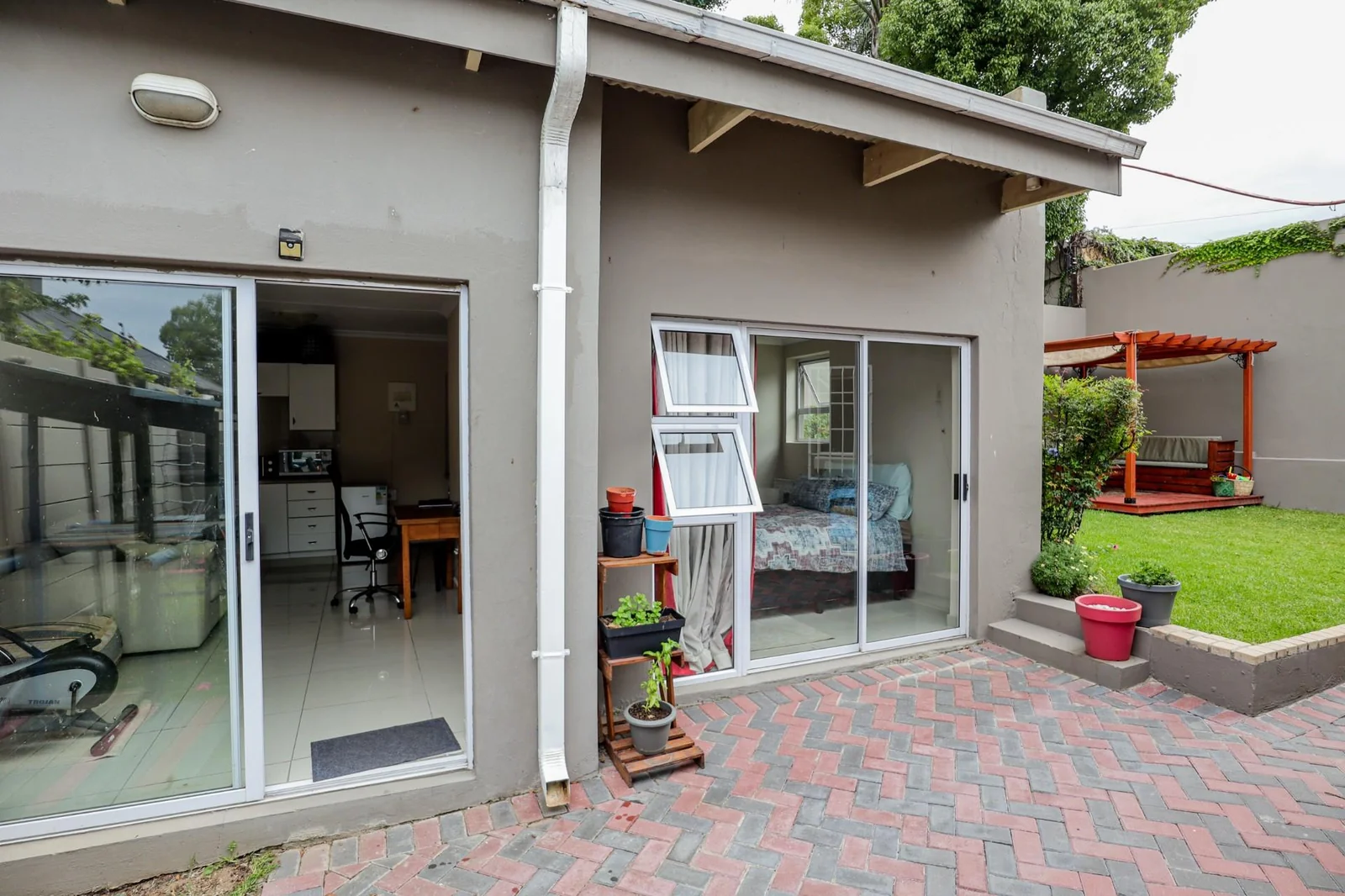 DREAM HOME ALERT! STUNNING 3-BED + CHIC COTTAGE + SUN-DRENCHED GARDENS