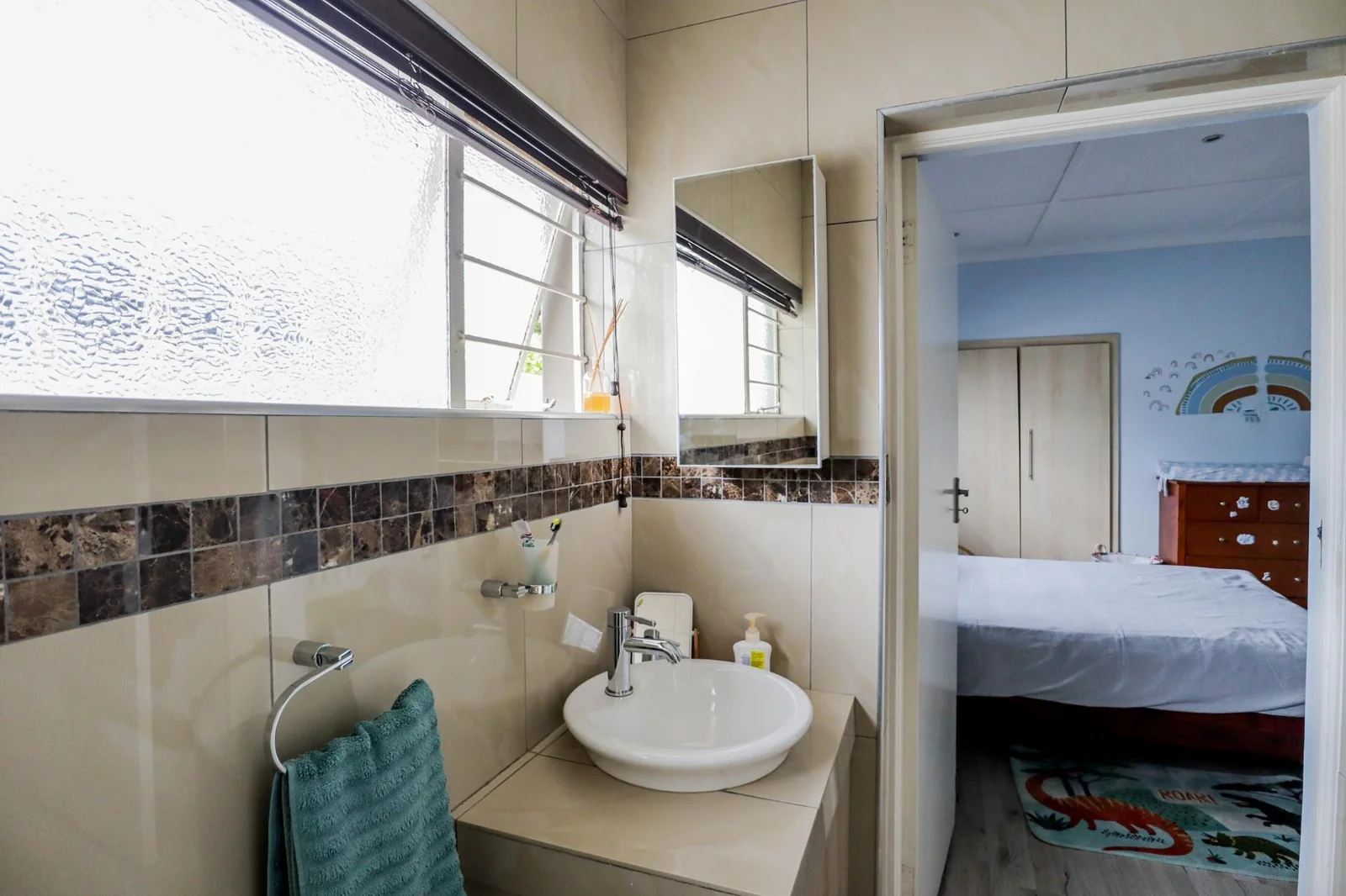 DREAM HOME ALERT! STUNNING 3-BED + CHIC COTTAGE + SUN-DRENCHED GARDENS