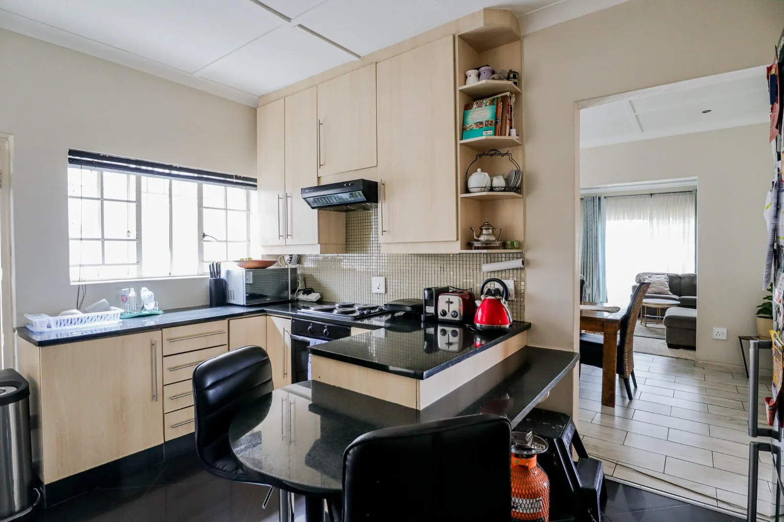 DREAM HOME ALERT! STUNNING 3-BED + CHIC COTTAGE + SUN-DRENCHED GARDENS