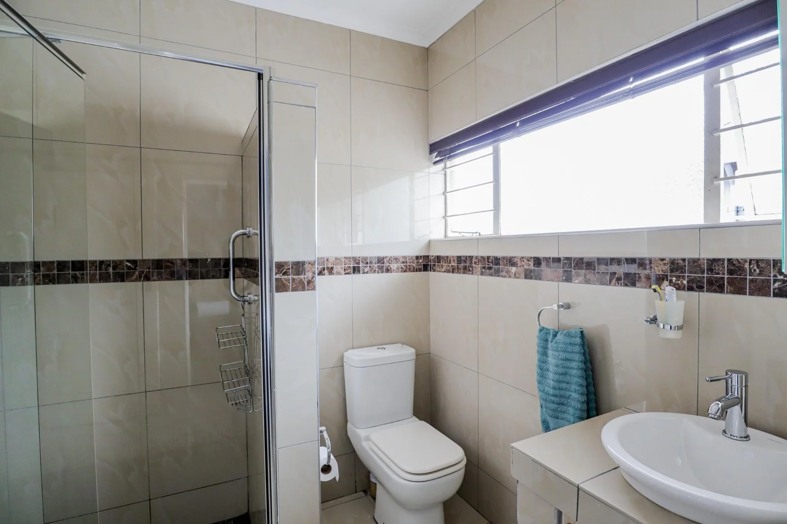 DREAM HOME ALERT! STUNNING 3-BED + CHIC COTTAGE + SUN-DRENCHED GARDENS