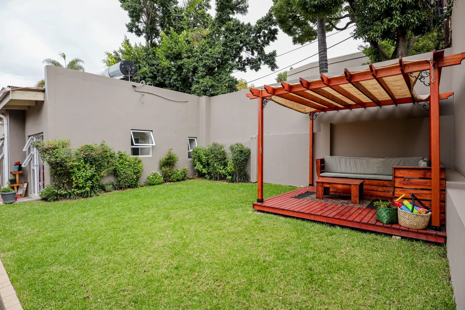 DREAM HOME ALERT! STUNNING 3-BED + CHIC COTTAGE + SUN-DRENCHED GARDENS