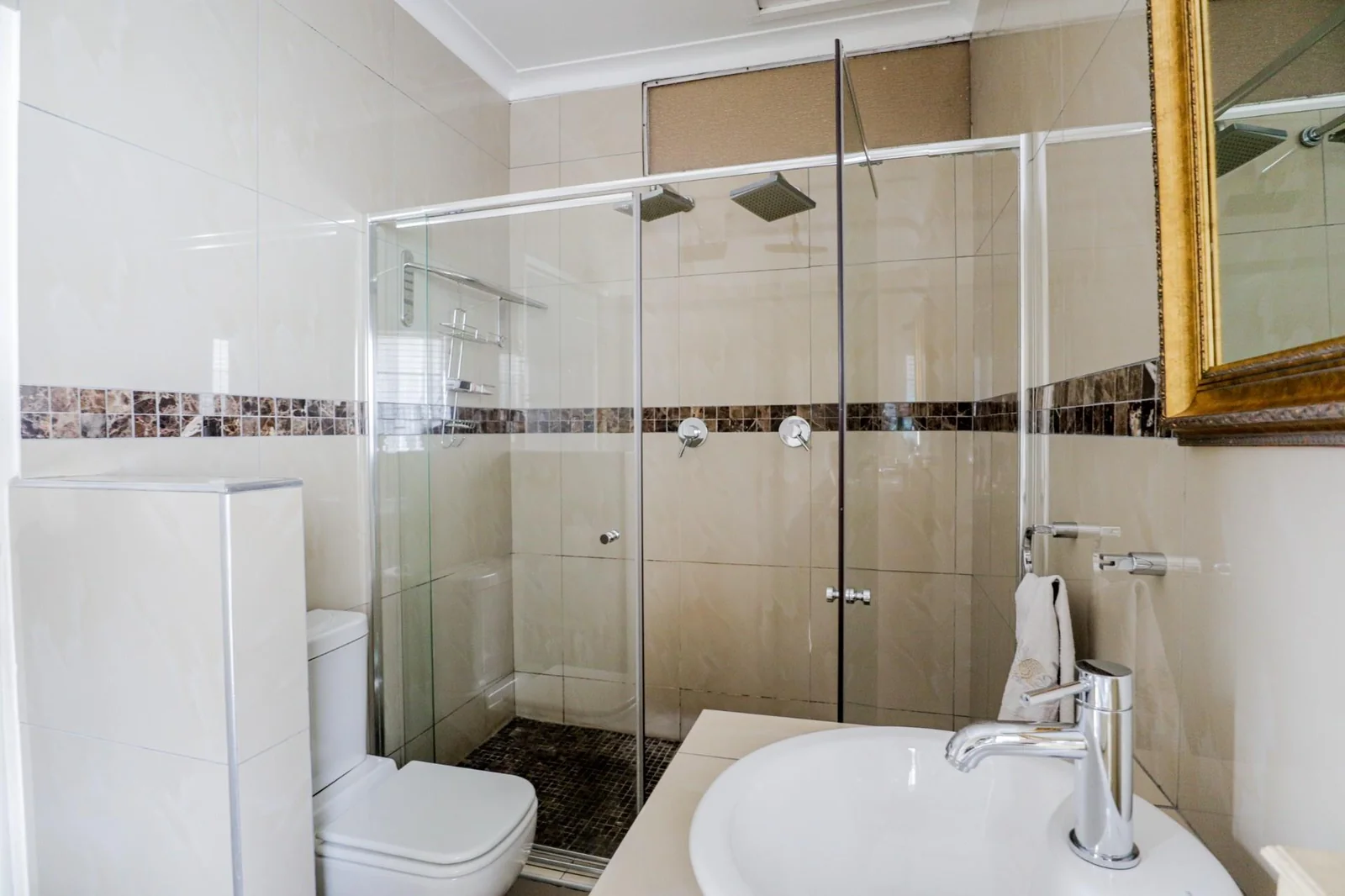 DREAM HOME ALERT! STUNNING 3-BED + CHIC COTTAGE + SUN-DRENCHED GARDENS