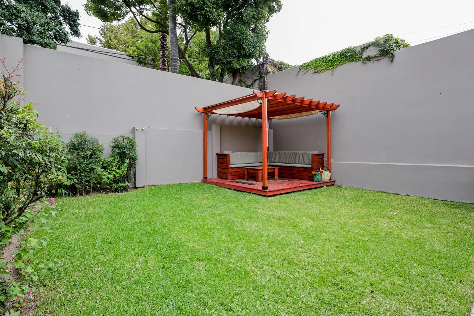 DREAM HOME ALERT! STUNNING 3-BED + CHIC COTTAGE + SUN-DRENCHED GARDENS