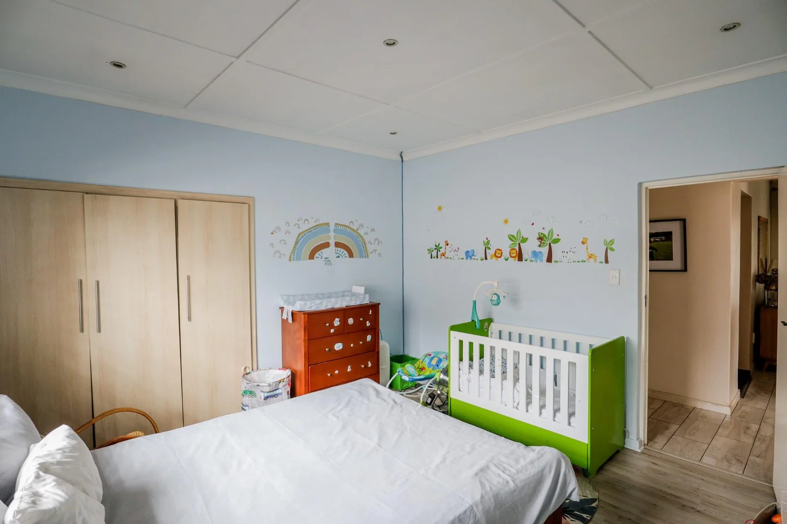 DREAM HOME ALERT! STUNNING 3-BED + CHIC COTTAGE + SUN-DRENCHED GARDENS