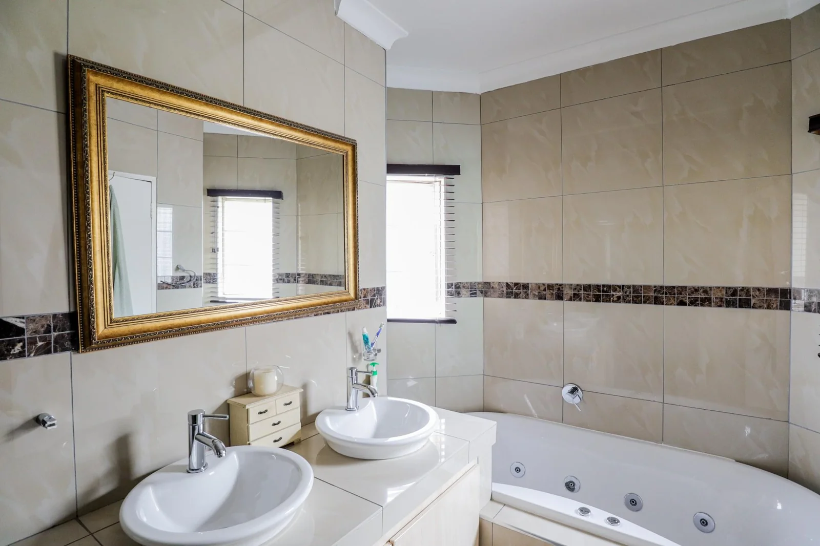 DREAM HOME ALERT! STUNNING 3-BED + CHIC COTTAGE + SUN-DRENCHED GARDENS