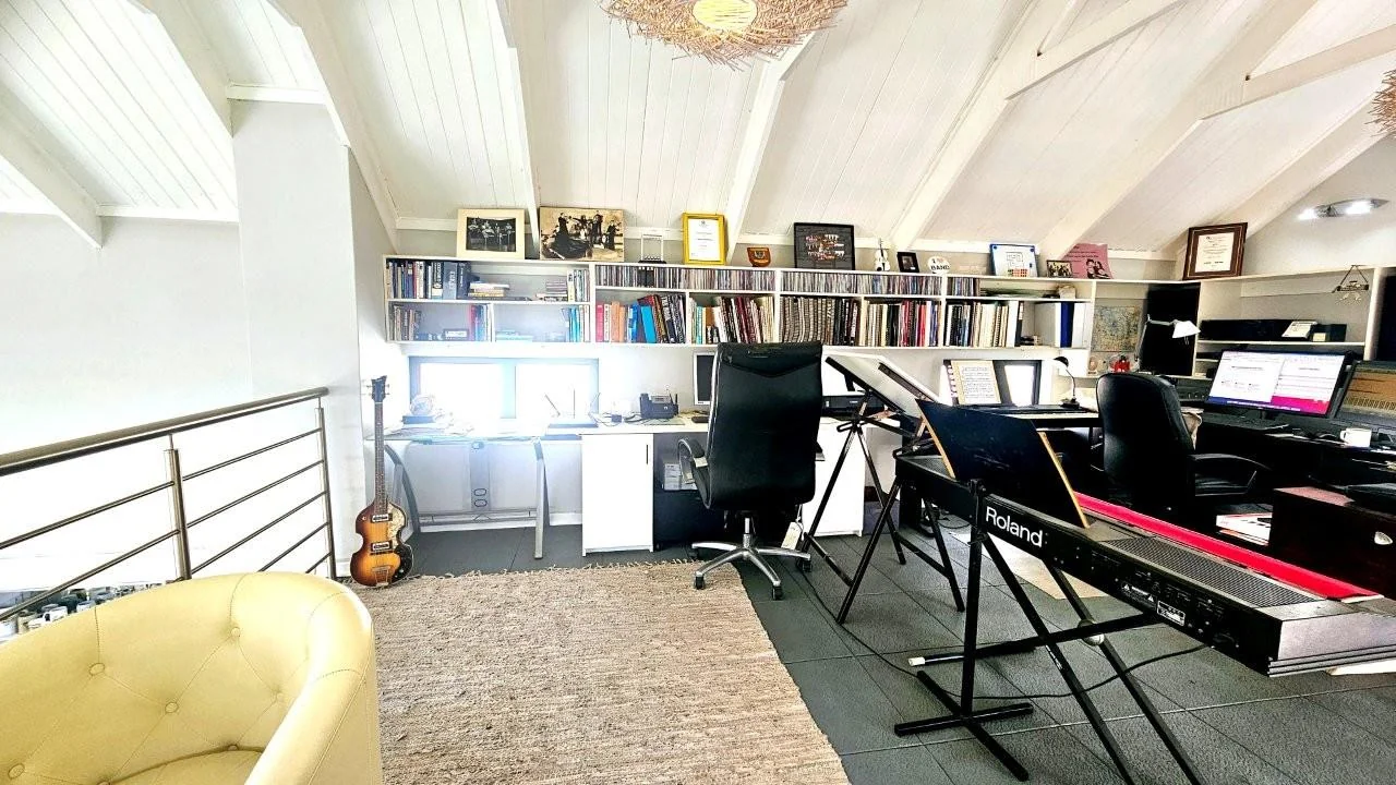 IT’S A FRENCH FLAIR RETIRE HOME : FLEXIBILE LIVING SPACES : DOUBLE GLAZED WINDOWS !!