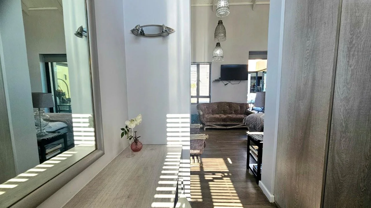 IT’S A FRENCH FLAIR RETIRE HOME : FLEXIBILE LIVING SPACES : DOUBLE GLAZED WINDOWS !!