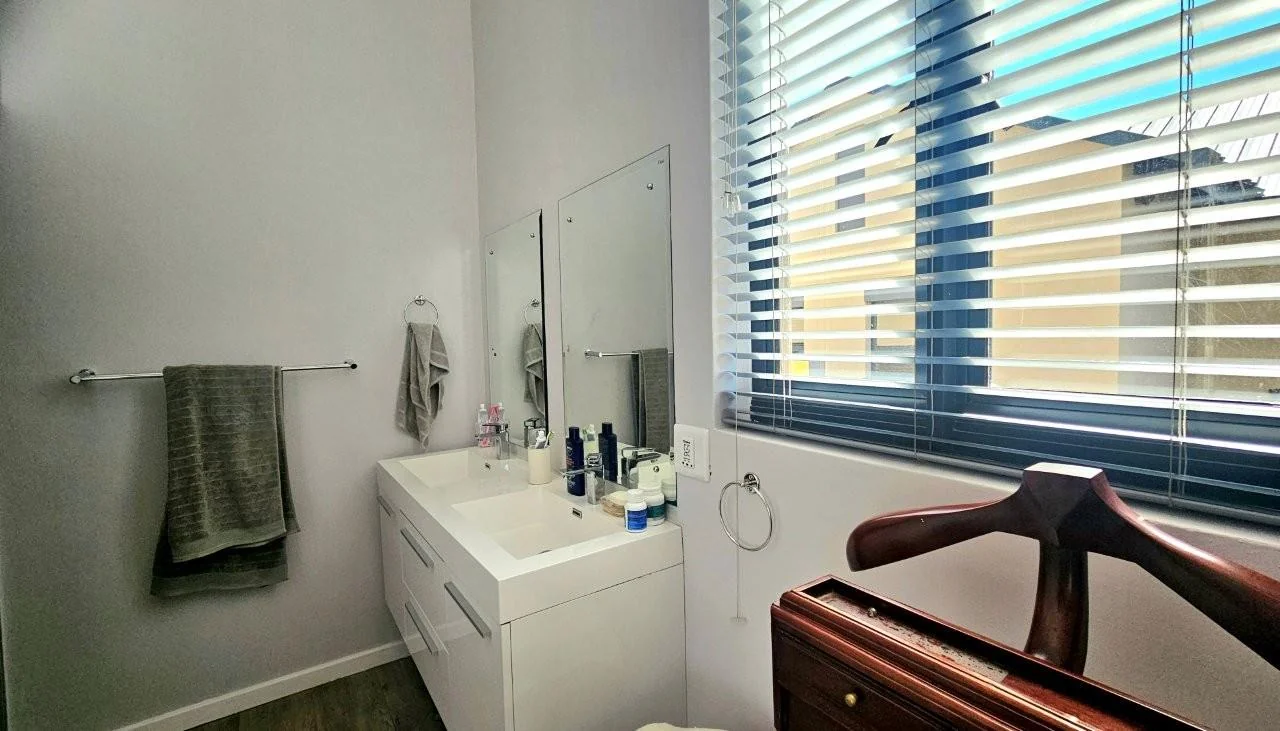 IT’S A FRENCH FLAIR RETIRE HOME : FLEXIBILE LIVING SPACES : DOUBLE GLAZED WINDOWS !!