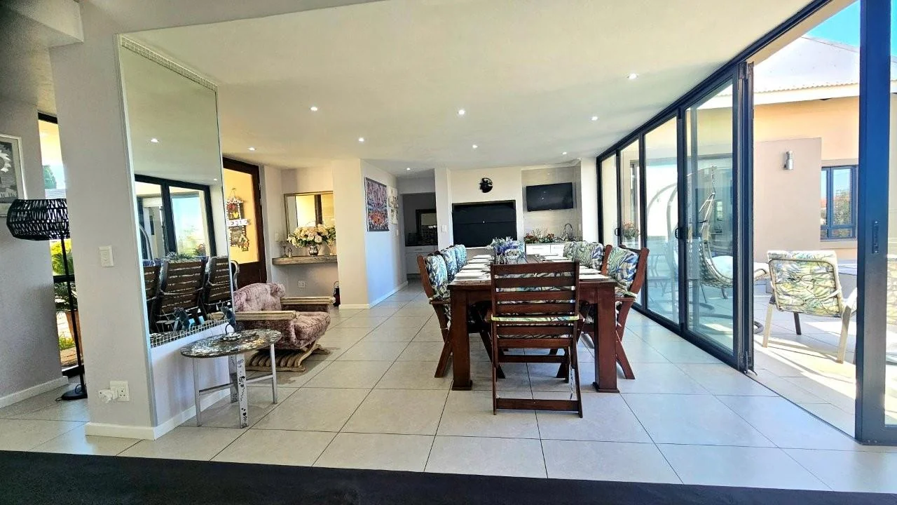 IT’S A FRENCH FLAIR RETIRE HOME : FLEXIBILE LIVING SPACES : DOUBLE GLAZED WINDOWS !!