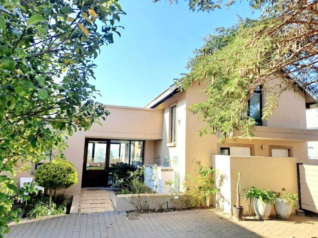 IT’S A FRENCH FLAIR RETIRE HOME : FLEXIBILE LIVING SPACES : DOUBLE GLAZED WINDOWS !!