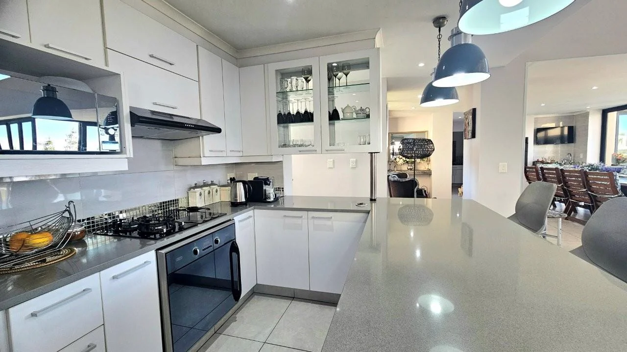 IT’S A FRENCH FLAIR RETIRE HOME : FLEXIBILE LIVING SPACES : DOUBLE GLAZED WINDOWS !!