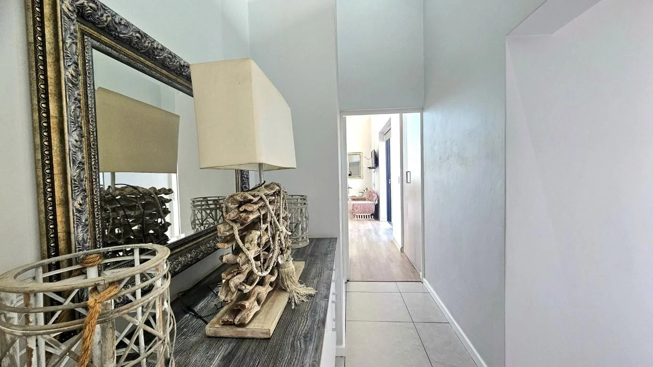 IT’S A FRENCH FLAIR RETIRE HOME : FLEXIBILE LIVING SPACES : DOUBLE GLAZED WINDOWS !!