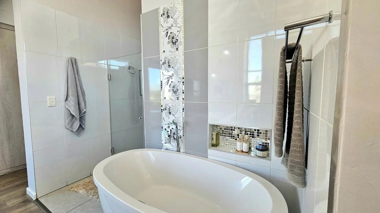 IT’S A FRENCH FLAIR RETIRE HOME : FLEXIBILE LIVING SPACES : DOUBLE GLAZED WINDOWS !!