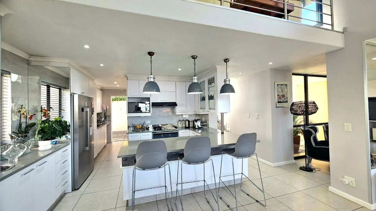 IT’S A FRENCH FLAIR RETIRE HOME : FLEXIBILE LIVING SPACES : DOUBLE GLAZED WINDOWS !!