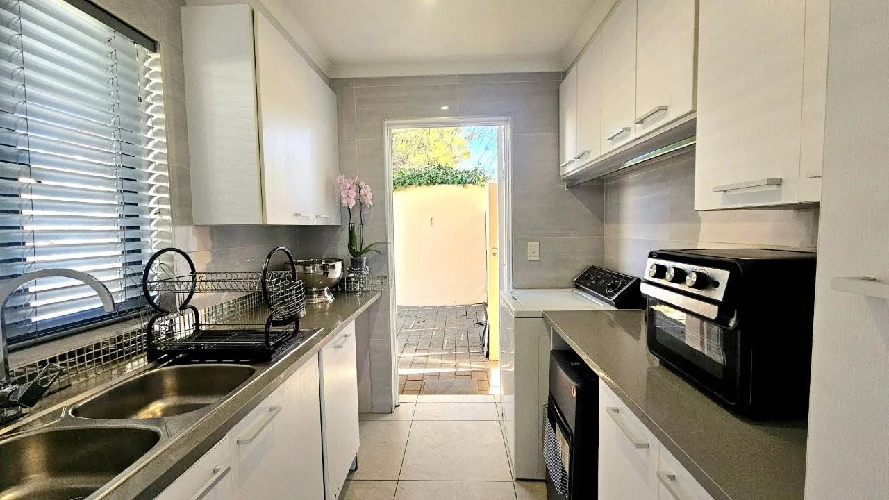 IT’S A FRENCH FLAIR RETIRE HOME : FLEXIBILE LIVING SPACES : DOUBLE GLAZED WINDOWS !!