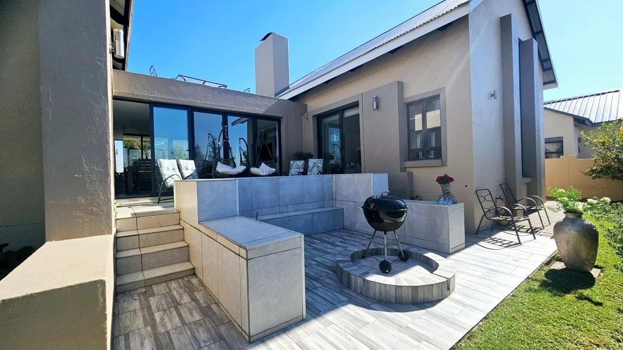 IT’S A FRENCH FLAIR RETIRE HOME : FLEXIBILE LIVING SPACES : DOUBLE GLAZED WINDOWS !!