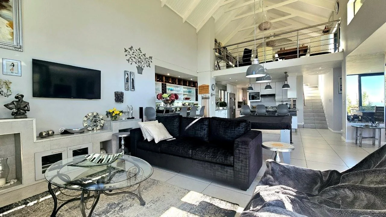 IT’S A FRENCH FLAIR RETIRE HOME : FLEXIBILE LIVING SPACES : DOUBLE GLAZED WINDOWS !!