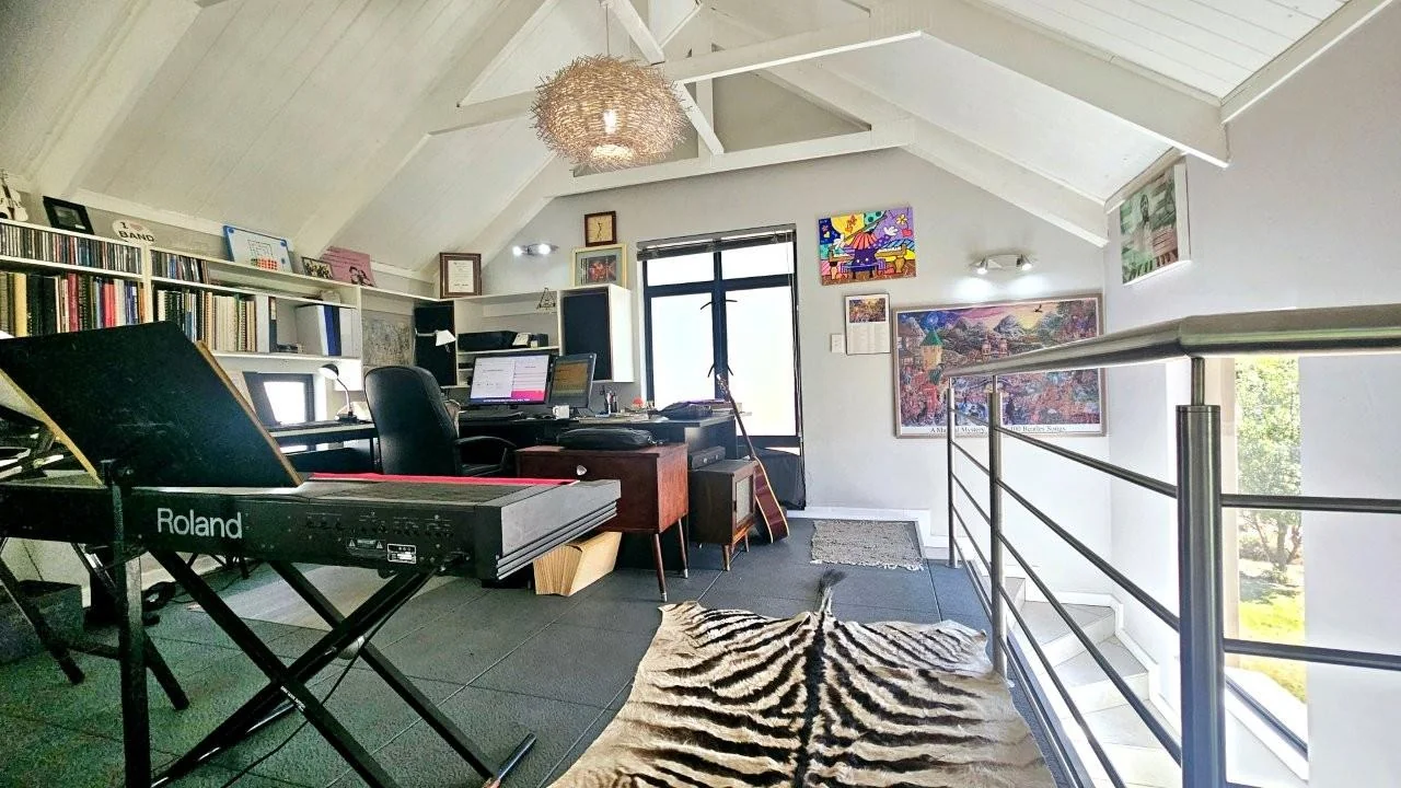 IT’S A FRENCH FLAIR RETIRE HOME : FLEXIBILE LIVING SPACES : DOUBLE GLAZED WINDOWS !!