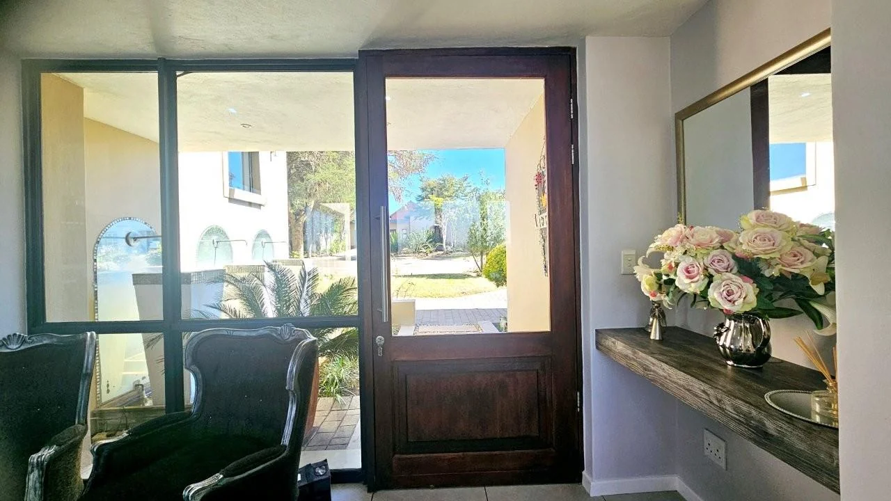 IT’S A FRENCH FLAIR RETIRE HOME : FLEXIBILE LIVING SPACES : DOUBLE GLAZED WINDOWS !!