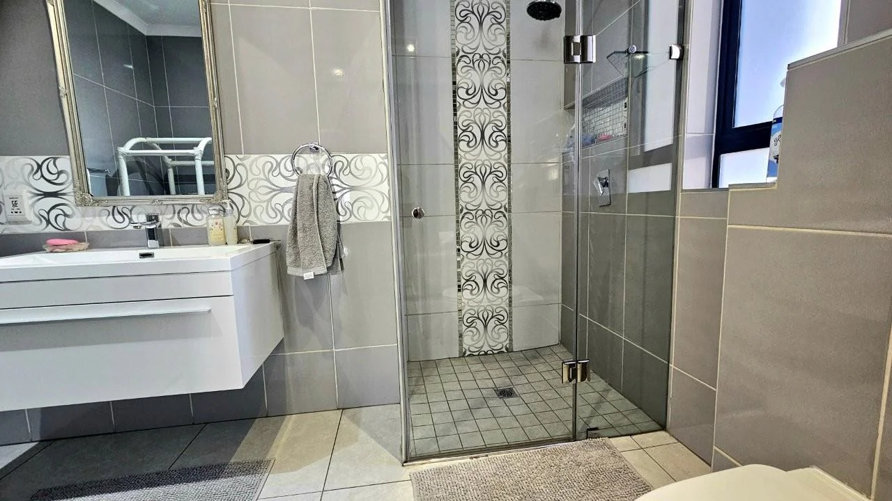 IT’S A FRENCH FLAIR RETIRE HOME : FLEXIBILE LIVING SPACES : DOUBLE GLAZED WINDOWS !!