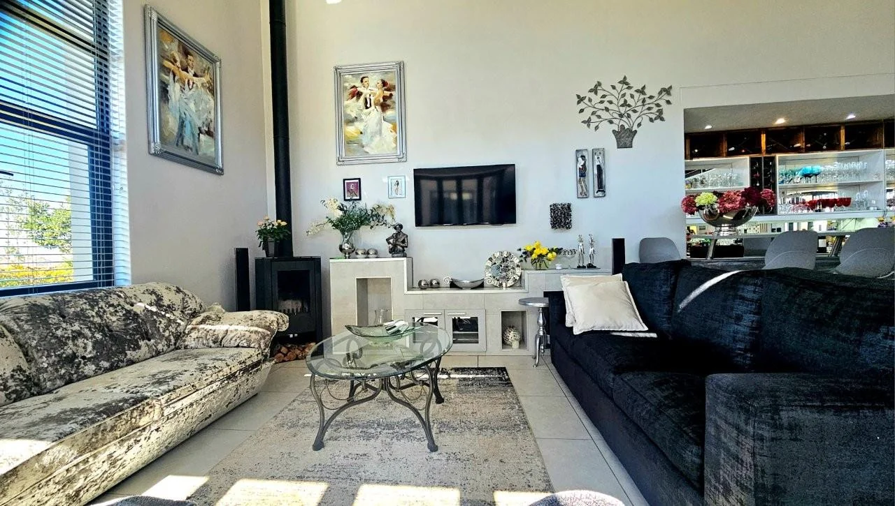 IT’S A FRENCH FLAIR RETIRE HOME : FLEXIBILE LIVING SPACES : DOUBLE GLAZED WINDOWS !!