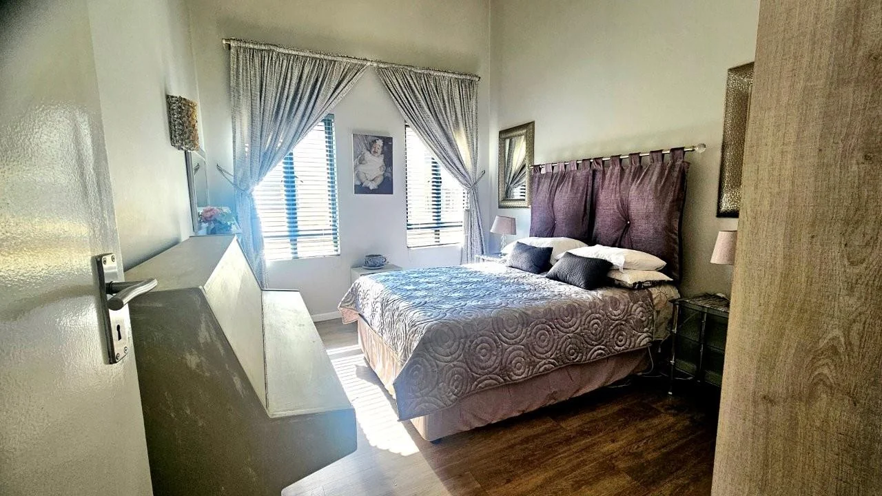 IT’S A FRENCH FLAIR RETIRE HOME : FLEXIBILE LIVING SPACES : DOUBLE GLAZED WINDOWS !!