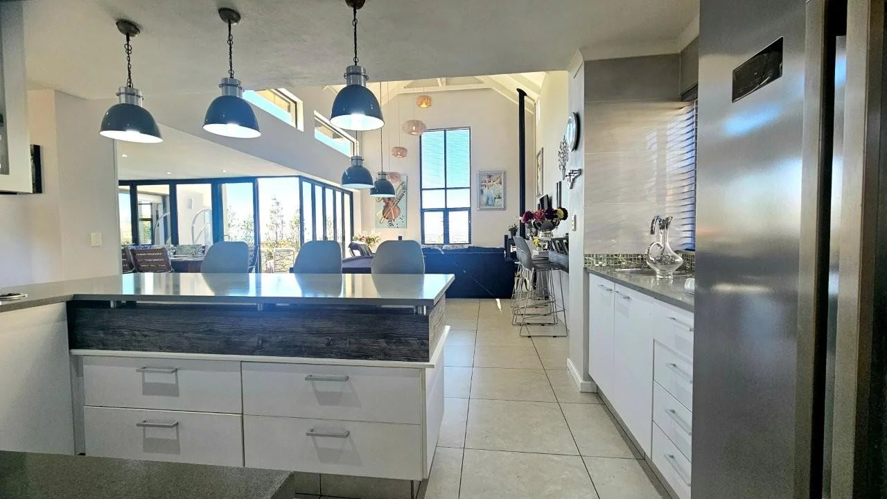 IT’S A FRENCH FLAIR RETIRE HOME : FLEXIBILE LIVING SPACES : DOUBLE GLAZED WINDOWS !!