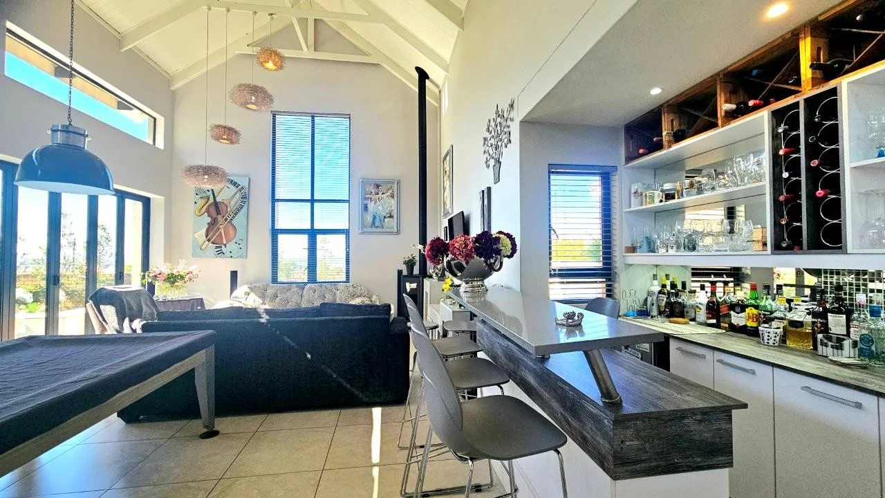 IT’S A FRENCH FLAIR RETIRE HOME : FLEXIBILE LIVING SPACES : DOUBLE GLAZED WINDOWS !!