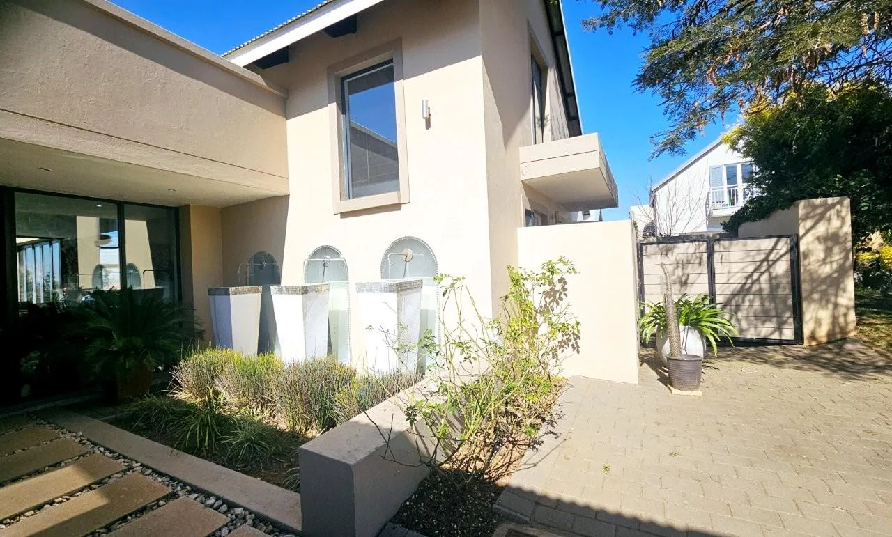 IT’S A FRENCH FLAIR RETIRE HOME : FLEXIBILE LIVING SPACES : DOUBLE GLAZED WINDOWS !!