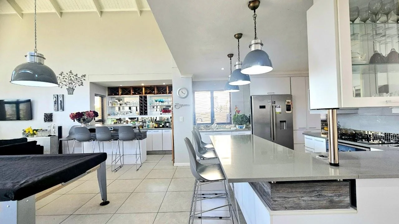 IT’S A FRENCH FLAIR RETIRE HOME : FLEXIBILE LIVING SPACES : DOUBLE GLAZED WINDOWS !!