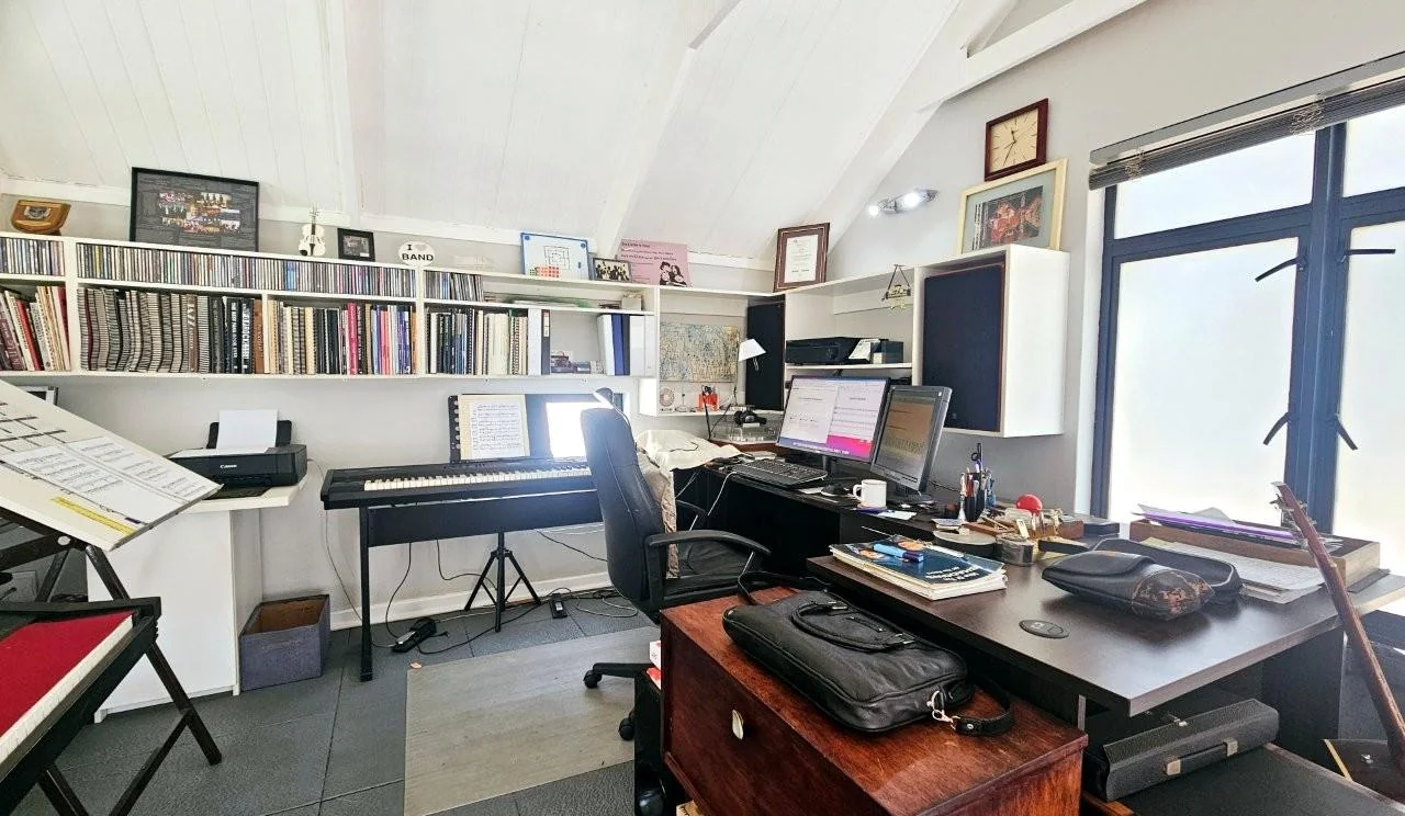 IT’S A FRENCH FLAIR RETIRE HOME : FLEXIBILE LIVING SPACES : DOUBLE GLAZED WINDOWS !!