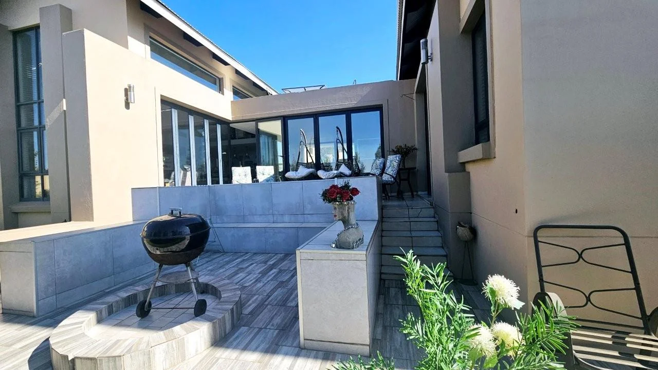 IT’S A FRENCH FLAIR RETIRE HOME : FLEXIBILE LIVING SPACES : DOUBLE GLAZED WINDOWS !!