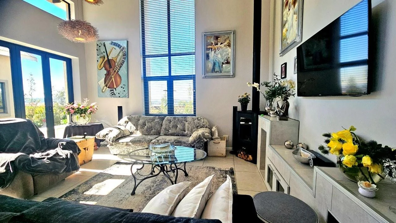 IT’S A FRENCH FLAIR RETIRE HOME : FLEXIBILE LIVING SPACES : DOUBLE GLAZED WINDOWS !!