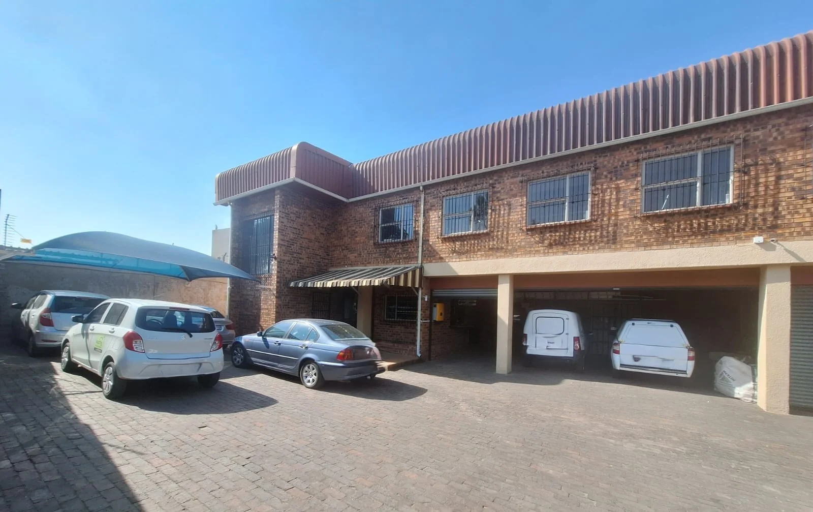 Prime 3-Level  Multifaceted Light Industrial & Commercial Building, well located in Florida ext 11