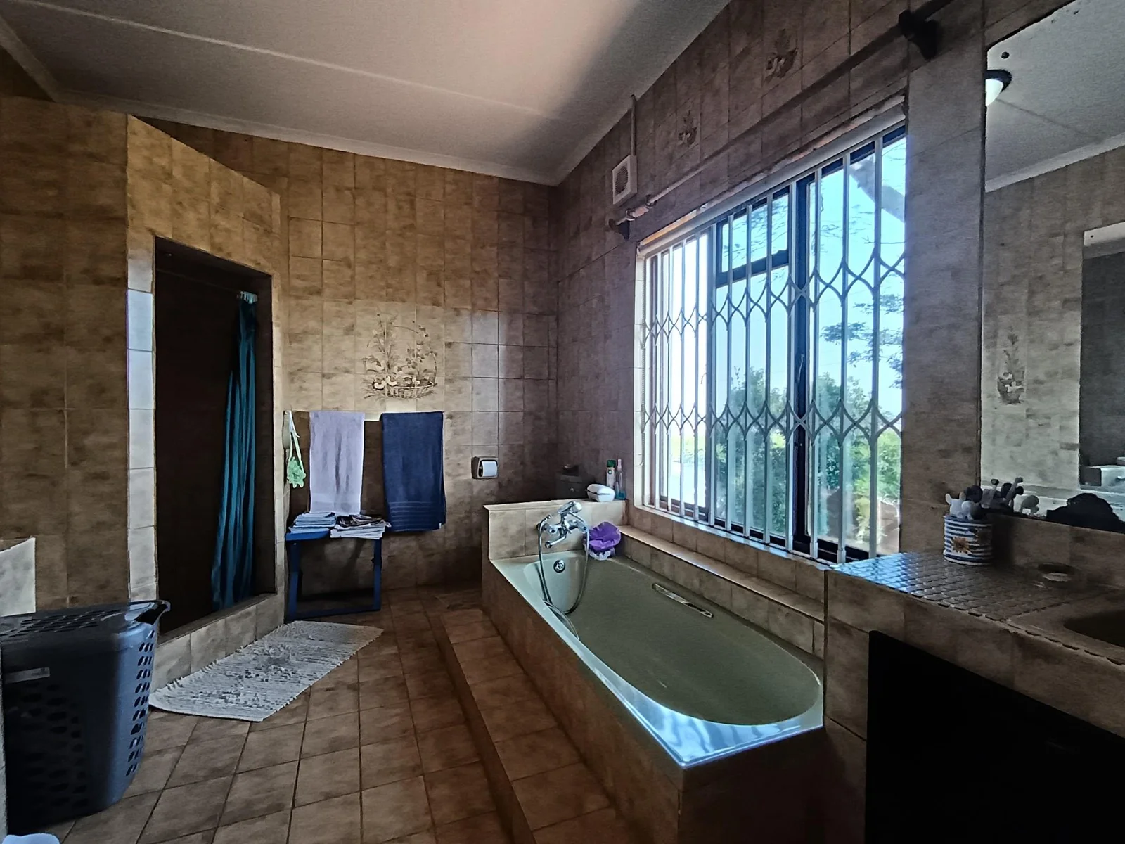 <br/>REDUCED - This spacious and airy home is perfect for larger families.