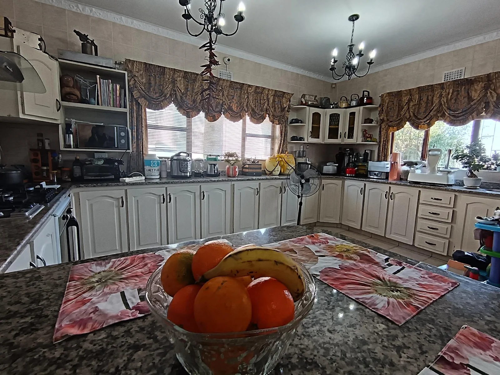 <br/>REDUCED - This spacious and airy home is perfect for larger families.