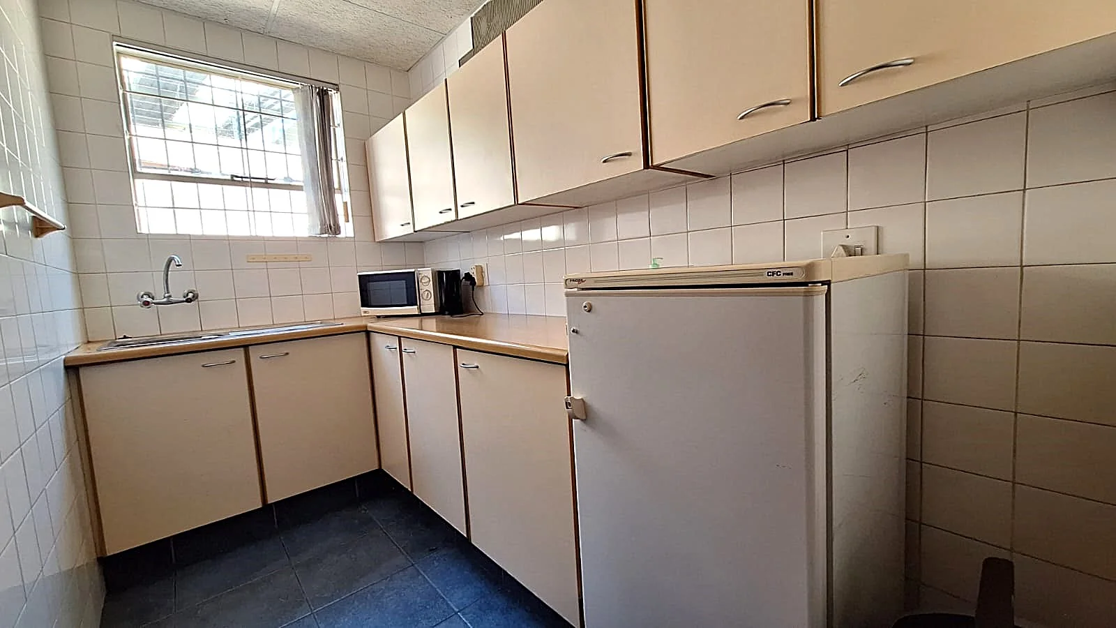 Light Industrial / Commercial Building to Rent