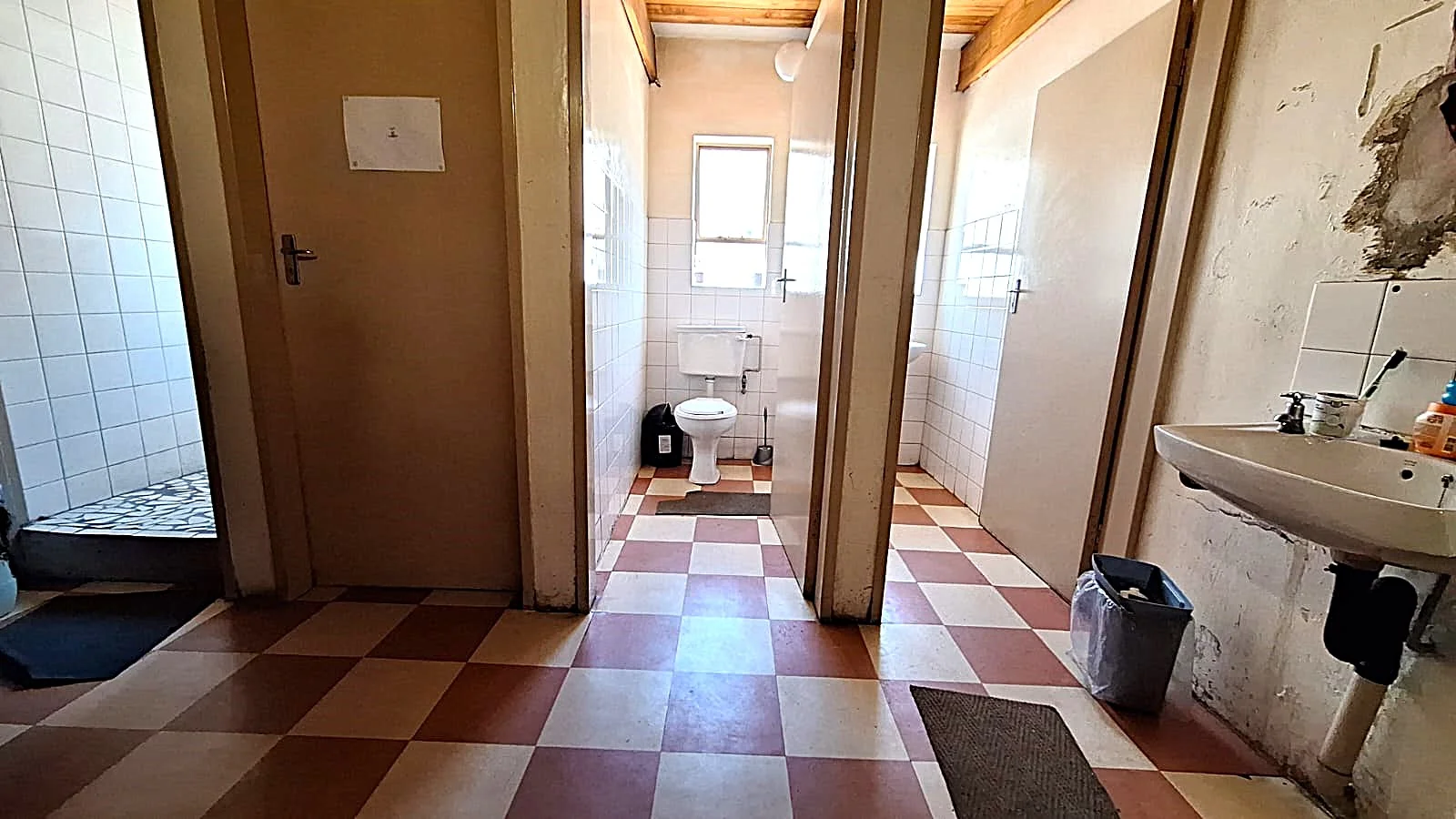 Light Industrial / Commercial Building to Rent