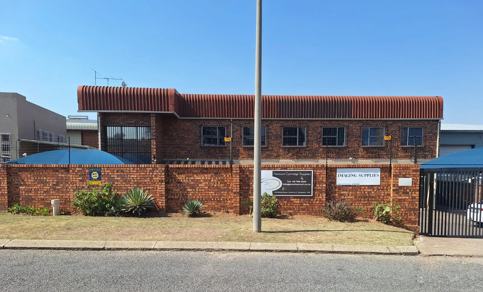 Light Industrial / Commercial Building to Rent