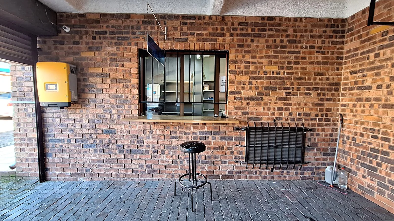 Light Industrial / Commercial Building to Rent