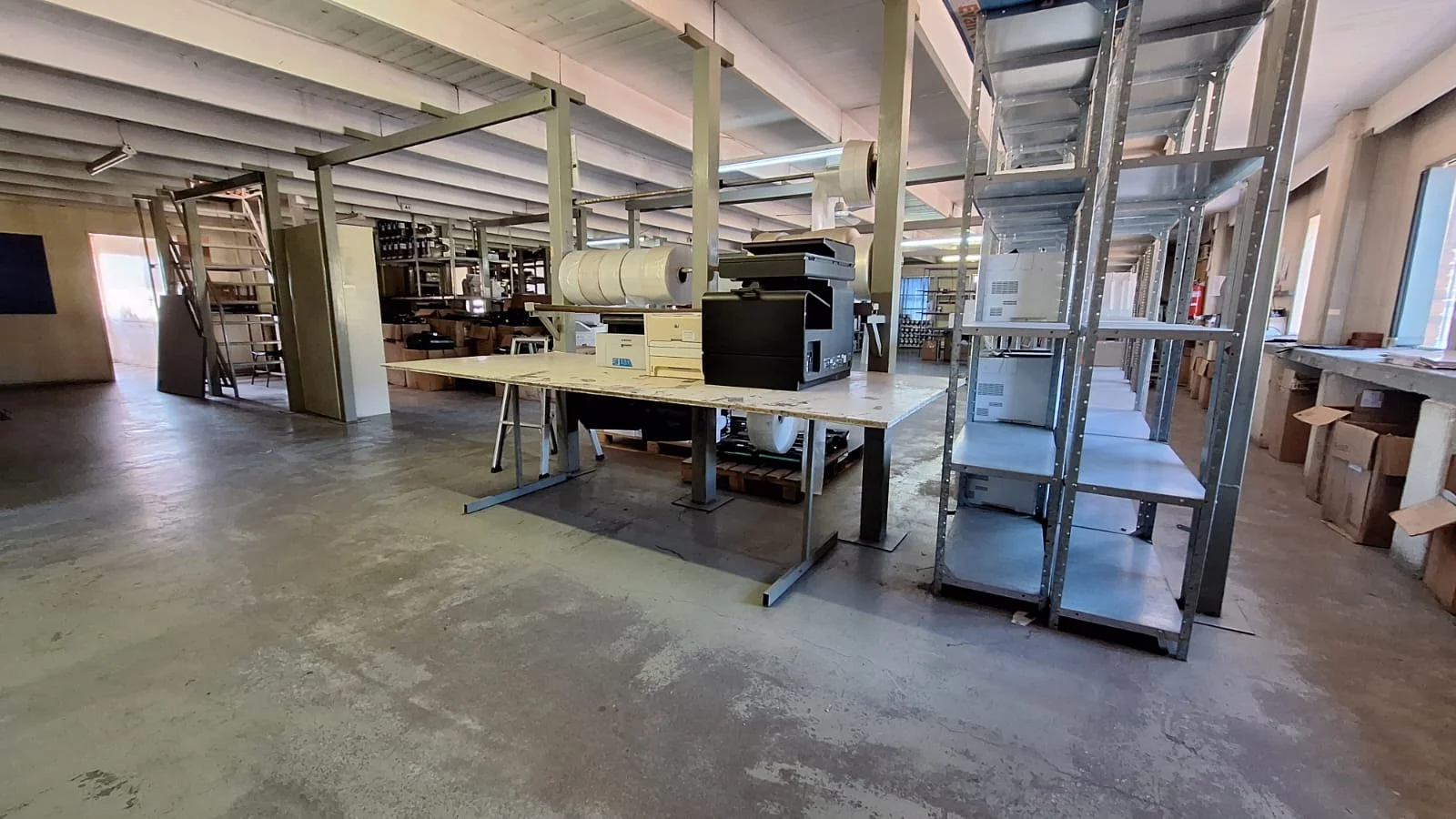 Light Industrial / Commercial Building to Rent