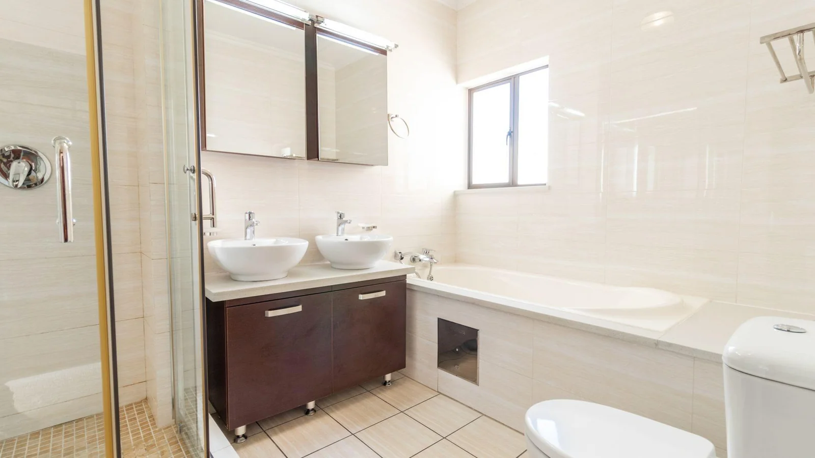 Luxurious  and Spacious  Three beds Two baths  Apartmentfir Sale