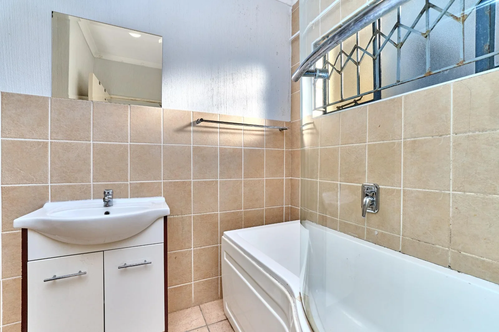 Spacious 3-Bedroom Townhouse for Sale in Bohemia, Amarosa