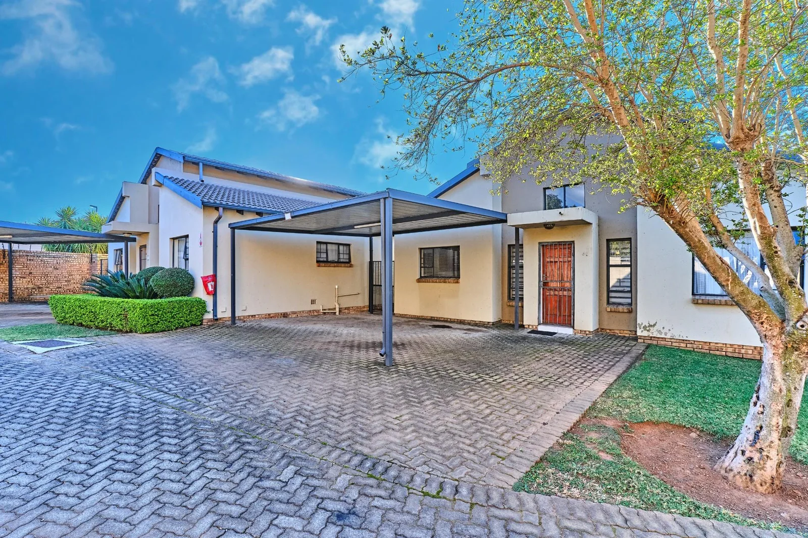 Spacious 3-Bedroom Townhouse for Sale in Bohemia, Amarosa