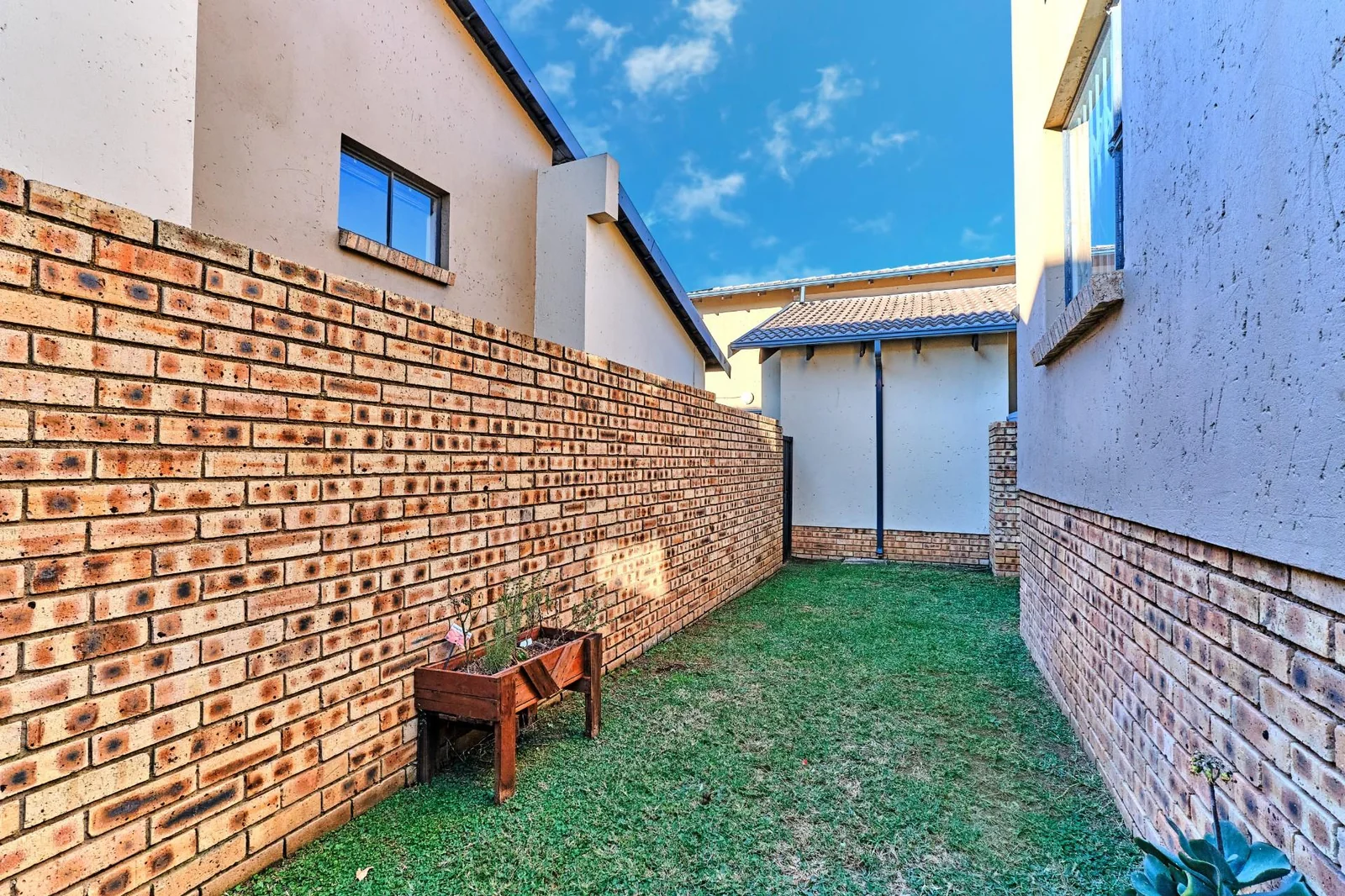 Spacious 3-Bedroom Townhouse for Sale in Bohemia, Amarosa